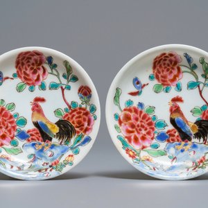 Een paar Chinese famille rose koppen en schotels met hanen, Yongzheng/Qianlong — foto 2