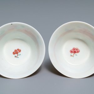 Een paar Chinese famille rose koppen en schotels met hanen, Yongzheng/Qianlong — foto 9
