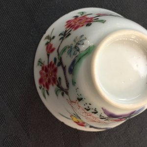 Een paar Chinese famille rose koppen en schotels met herten, Yongzheng, 1723-1735 — foto 11