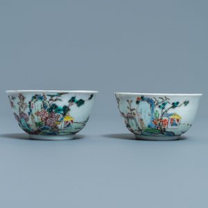 Een paar Chinese famille rose koppen en schotels met landschapsdecor, Yongzheng — foto 4