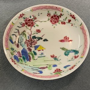 Een paar Chinese famille rose koppen en schotels met landschapsdecor, Yongzheng — foto 14
