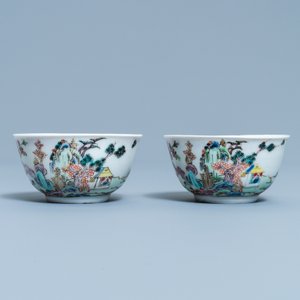 Een paar Chinese famille rose koppen en schotels met landschapsdecor, Yongzheng — foto 4
