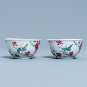 Een paar Chinese famille rose koppen en schotels met landschapsdecor, Yongzheng — foto 5