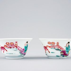 Een paar Chinese famille rose koppen en schotels met paarden, Yongzheng, 1723-1735 — foto 7
