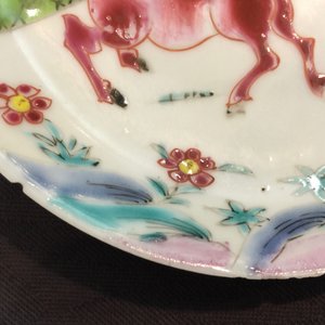 Een paar Chinese famille rose koppen en schotels met paarden, Yongzheng, 1723-1735 — foto 10