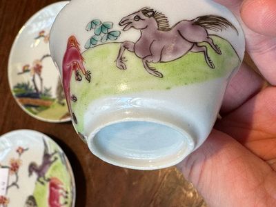 Een paar Chinese famille rose koppen en schotels met paarden, Yongzheng — foto 14