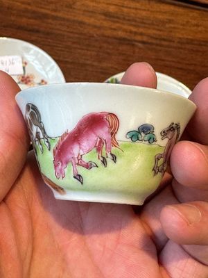Een paar Chinese famille rose koppen en schotels met paarden, Yongzheng — foto 4