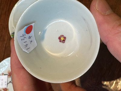 Een paar Chinese famille rose koppen en schotels met paarden, Yongzheng — foto 8
