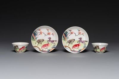 Een paar Chinese famille rose koppen en schotels met paarden, Yongzheng