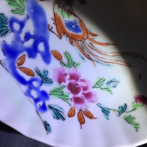 Een paar Chinese famille rose koppen en schotels met pauwen, Qianlong — foto 11