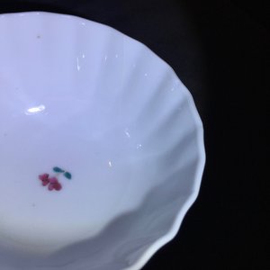 Een paar Chinese famille rose koppen en schotels met pauwen, Qianlong — foto 13