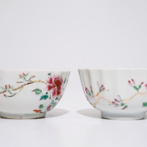 Een paar Chinese famille rose koppen en schotels met pauwen, Qianlong — foto 3
