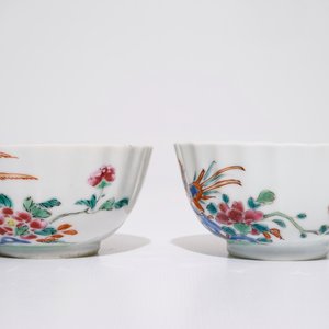 Een paar Chinese famille rose koppen en schotels met pauwen, Qianlong — foto 5