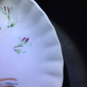 Een paar Chinese famille rose koppen en schotels met pauwen, Qianlong — foto 10