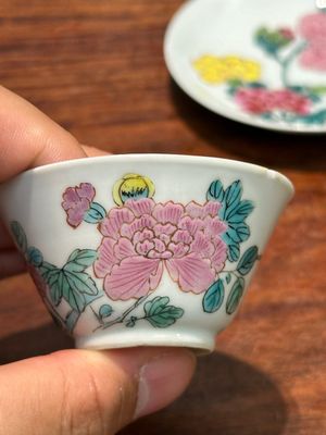 Een paar Chinese famille rose koppen en schotels met pioenrozen, Yongzheng — foto 12