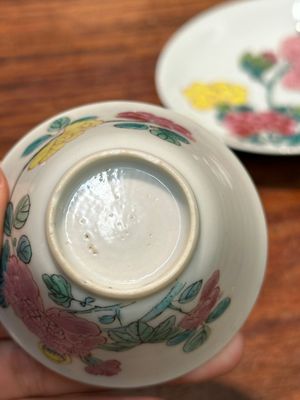 Een paar Chinese famille rose koppen en schotels met pioenrozen, Yongzheng — foto 15