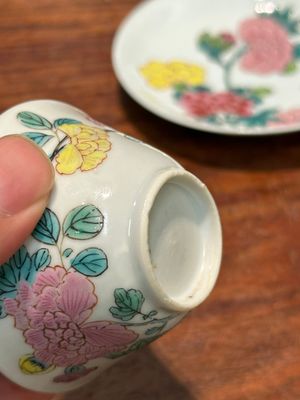 Een paar Chinese famille rose koppen en schotels met pioenrozen, Yongzheng — foto 16