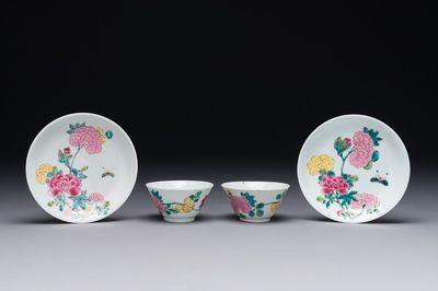 Een paar Chinese famille rose koppen en schotels met pioenrozen, Yongzheng