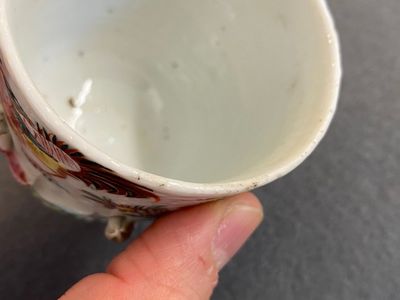 Een paar Chinese famille rose koppen en schotels met reliëfdecor, Yongzheng — foto 6