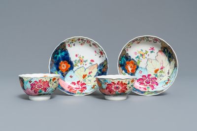 Een paar Chinese famille rose koppen en schotels met 'Tabaksbladeren' decor, Qianlong