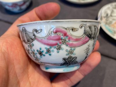 Een paar Chinese famille rose koppen en schotels met tortelduiven, Qianlong — foto 14