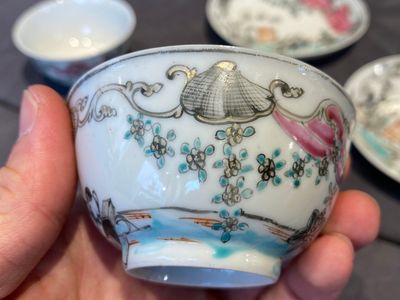 Een paar Chinese famille rose koppen en schotels met tortelduiven, Qianlong — foto 17