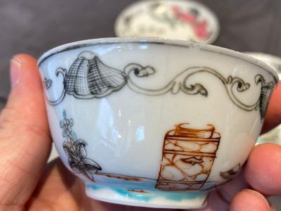Een paar Chinese famille rose koppen en schotels met tortelduiven, Qianlong — foto 20