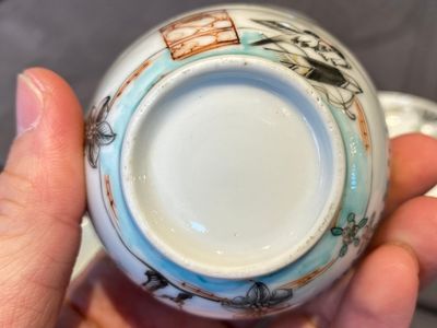 Een paar Chinese famille rose koppen en schotels met tortelduiven, Qianlong — foto 21