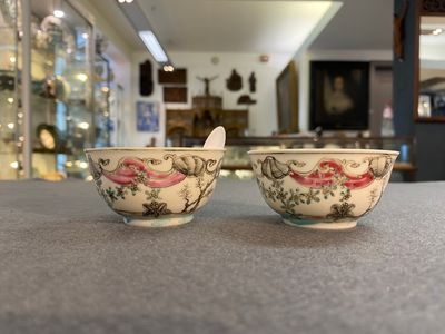 Een paar Chinese famille rose koppen en schotels met tortelduiven, Qianlong — foto 5