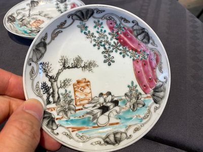 Een paar Chinese famille rose koppen en schotels met tortelduiven, Qianlong — foto 8
