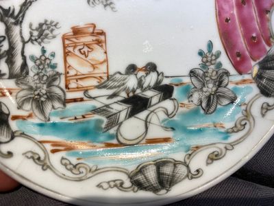 Een paar Chinese famille rose koppen en schotels met tortelduiven, Qianlong — foto 9