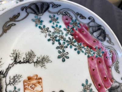 Een paar Chinese famille rose koppen en schotels met tortelduiven, Qianlong — foto 10
