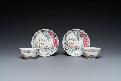 Een paar Chinese famille rose koppen en schotels met tortelduiven, Qianlong