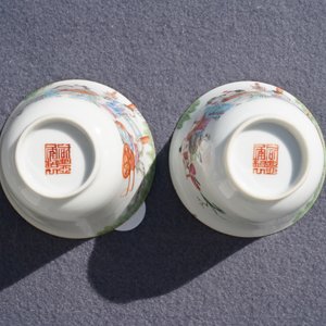 Een paar Chinese famille rose koppen en schotels, Xianfeng merk en periode — foto 15