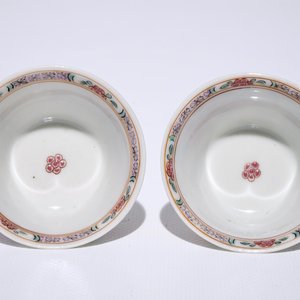 Een paar Chinese famille rose koppen en schotels, Yongzheng/Qianlong — foto 9