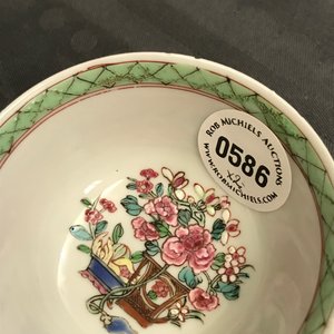 Een paar Chinese famille rose koppen en schotels, Yongzheng — foto 15