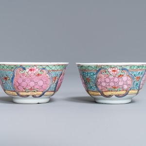 Een paar Chinese famille rose koppen en schotels, Yongzheng — foto 7