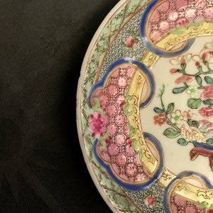 Een paar Chinese famille rose koppen en schotels, Yongzheng — foto 10