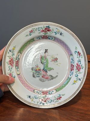 Een paar Chinese famille rose 'Lan Caihe' borden, Yongzheng — foto 2