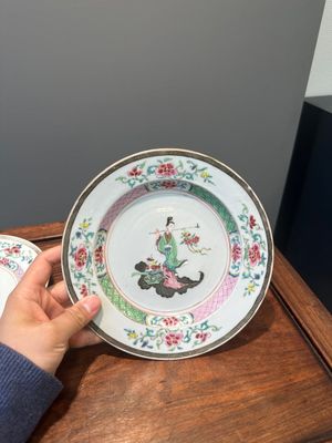 Een paar Chinese famille rose 'Lan Caihe' borden, Yongzheng — foto 9
