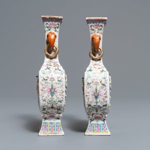 Een paar Chinese famille rose 'Liu Hai' vazen met reliëfdecor, Qianlong merk, 19e eeuw — foto 4