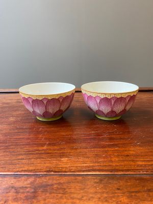 Een paar Chinese famille rose 'lotus' kommen, Guangxu merk en periode — foto 1