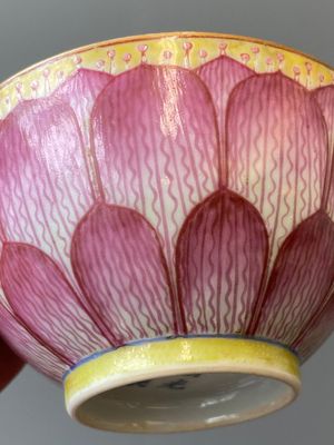 Een paar Chinese famille rose 'lotus' kommen, Guangxu merk en periode — foto 8