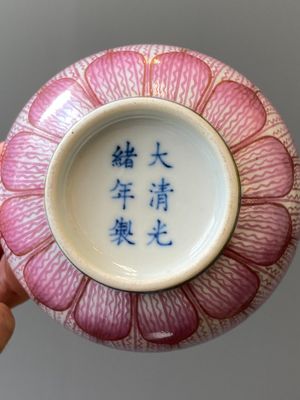 Een paar Chinese famille rose 'lotus' kommen, Guangxu merk en periode — foto 9