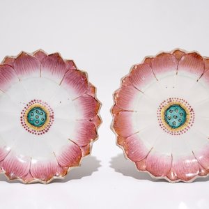 Een paar Chinese famille rose lotusvormige koppen en schotels, Yongzheng — foto 2