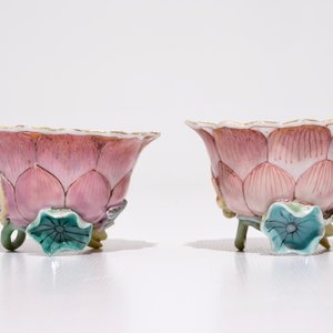 Een paar Chinese famille rose lotusvormige koppen en schotels, Yongzheng — foto 4