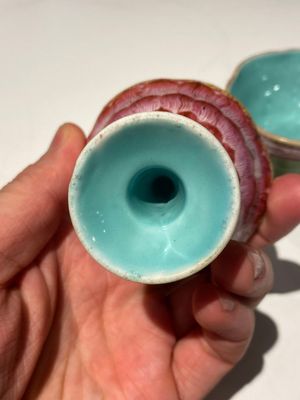 Een paar Chinese famille rose lotusvormige stem cups, Yongzheng — foto 5
