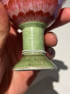 Een paar Chinese famille rose lotusvormige stem cups, Yongzheng — foto 10