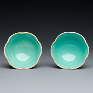 Een paar Chinese famille rose lotusvormige stem cups, Yongzheng — foto 6