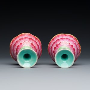 Een paar Chinese famille rose lotusvormige stem cups, Yongzheng — foto 7